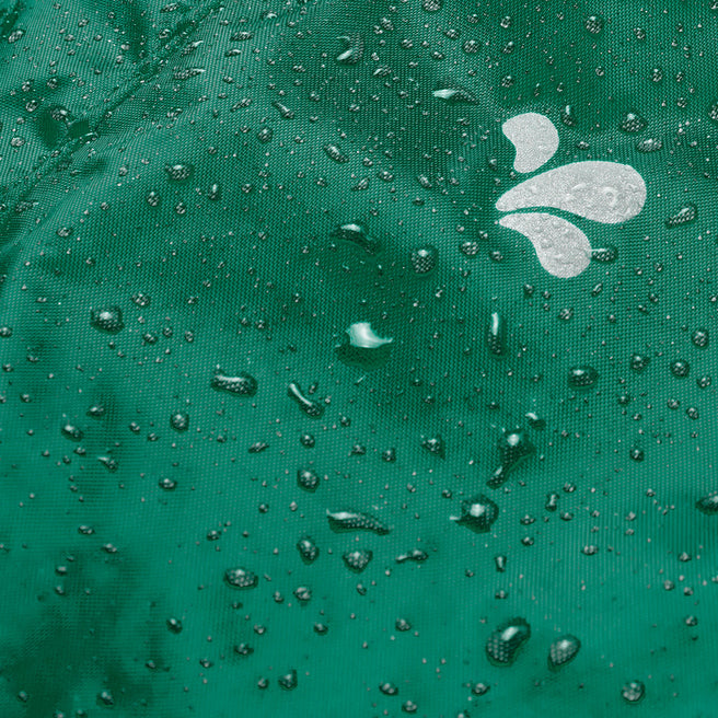 Originals Waterproof Puddle Suit Green: close-up of water droplets on the green, waterproof fabric, featuring a white logo.